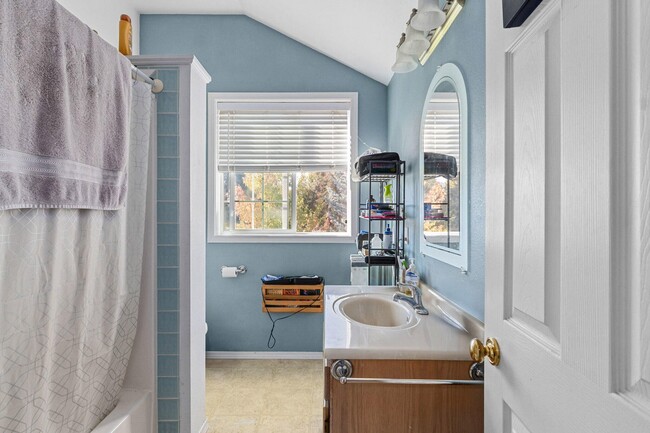 Photo - 1005 N 3rd St E