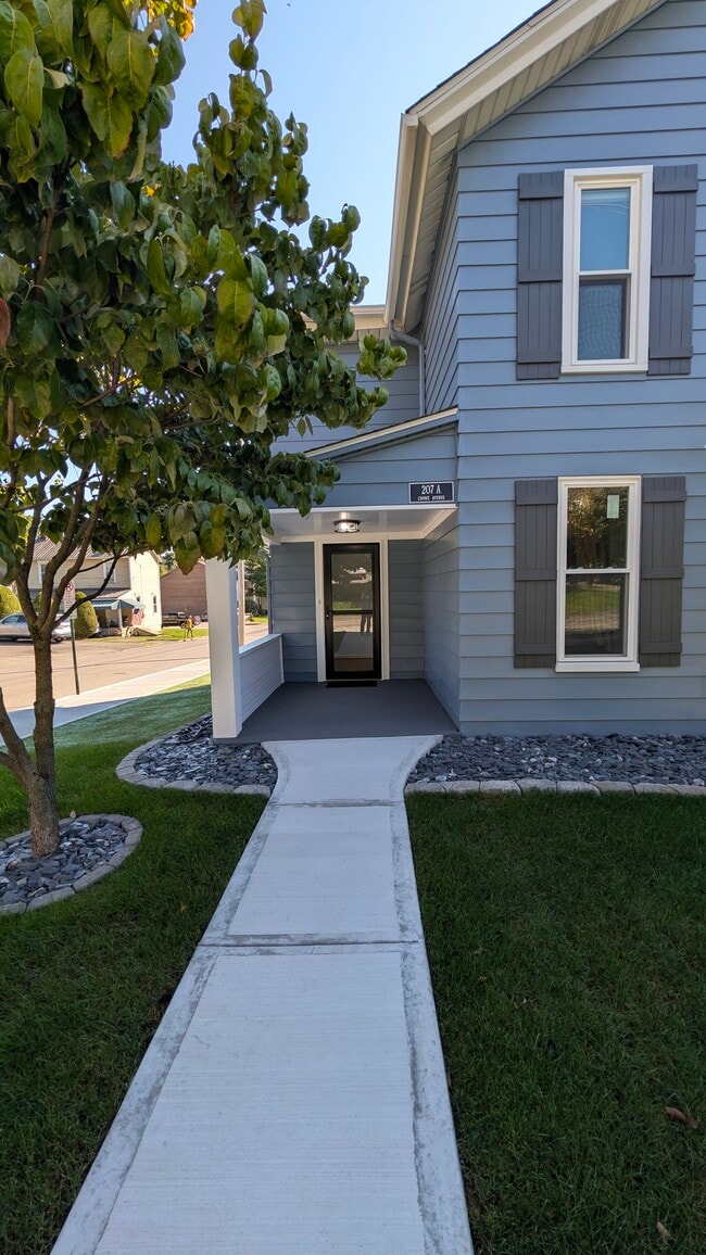 Building Photo - 207 Crowe Ave Unit 207 A Crowe Avenue