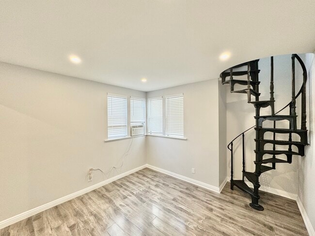 Building Photo - 427 N Oakhurst Dr Unit 110 Rental