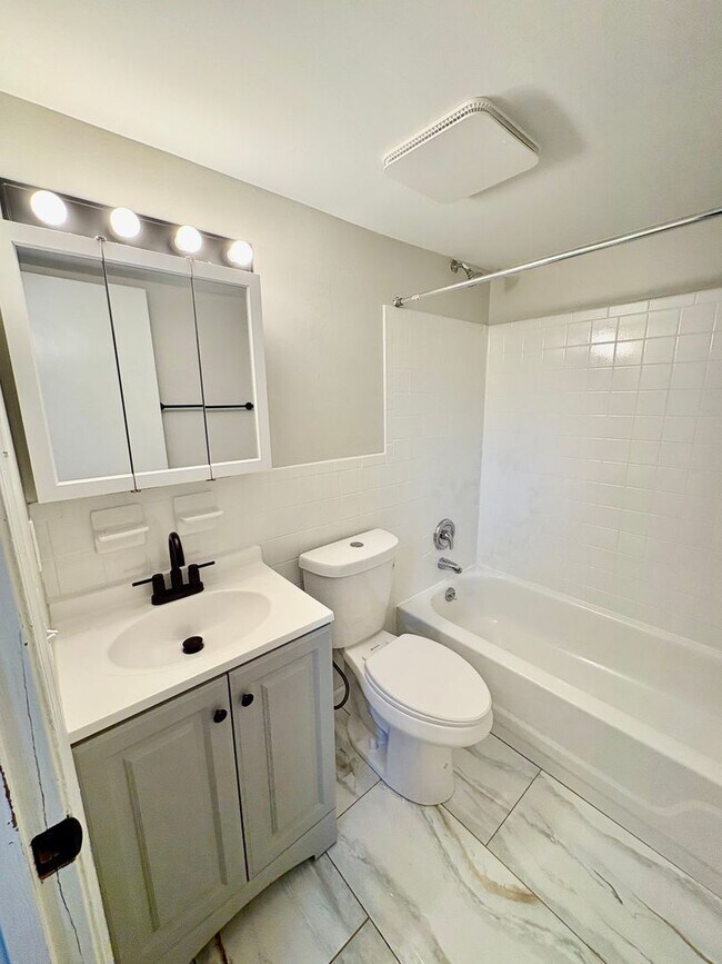 2107 Sidney St Unit 2107-D Sidney