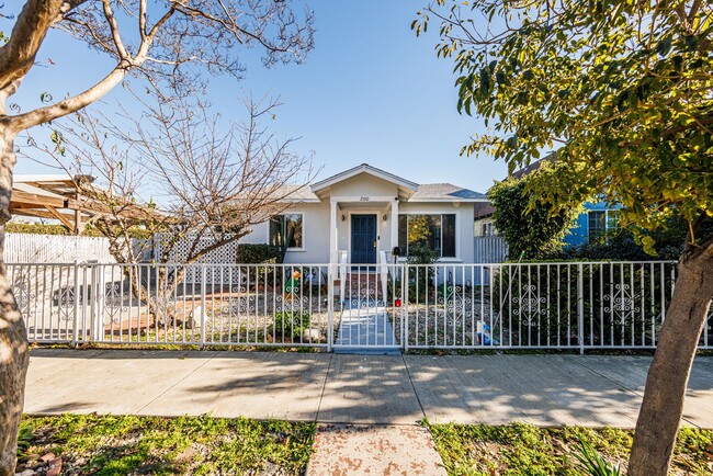 Building Photo - 3 Bedroom Home with Outdoor Space in Frogtown!