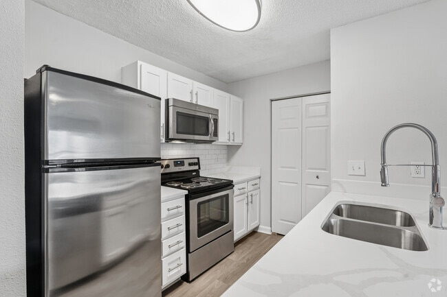 1BR, 1BA 980SF - Kitchen