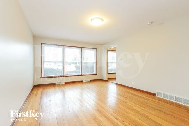 Photo - 14539 Kimbark Ave