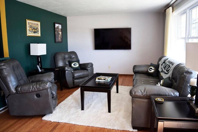 FURNISHED RENTAL: The Perfect Packer Place... - FURNISHED RENTAL: The Perfect Packer Place...