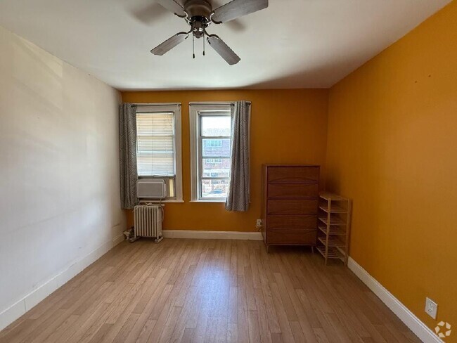 Building Photo - 2132 42nd St Unit Room for Rent Rental