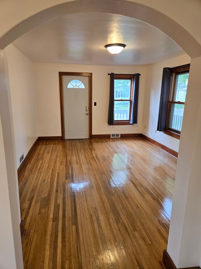 Photo - 207 E 4th St