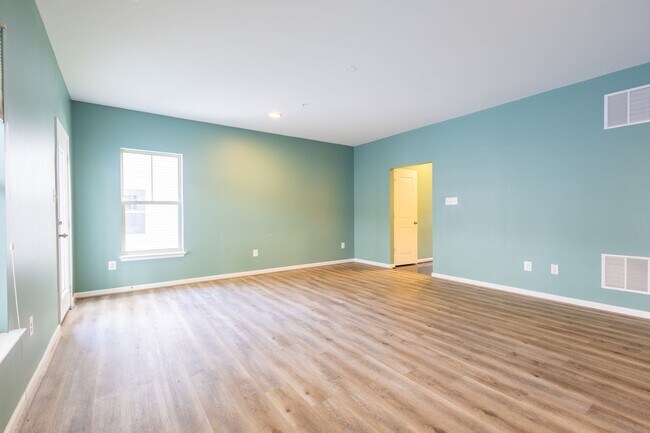 Photo - Lovely 3 BR/2.5 BA EOG Townhome in Glen Bu...