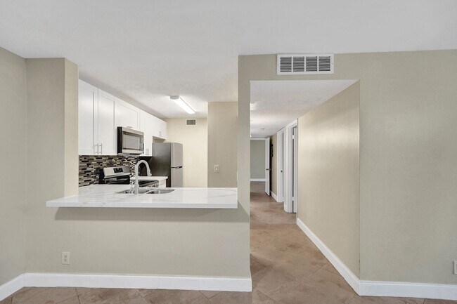 Photo - Fully Renovated 3BD/2BA in Lakes of Jacaranda - Plantation Unidad 101