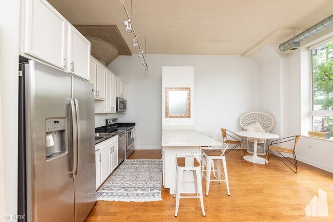 Photo - 1 br, 1 bath Condo - 4131 W Belmont Ave