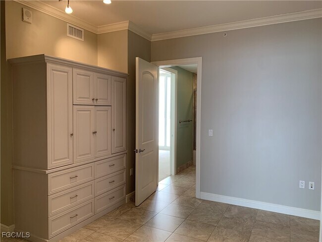 Building Photo - 2090 W First St Unit 2507