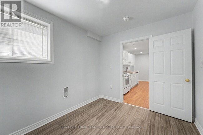 Photo - 148 Livingstone St E