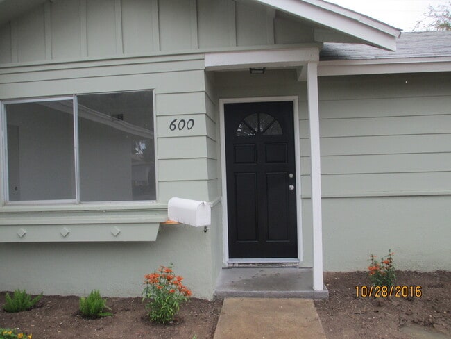 Building Photo - North West Pet Friendly Home
