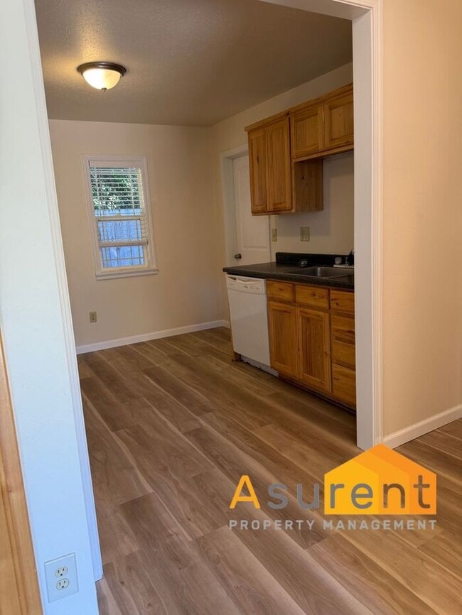 Refreshed 2-bedroom, 1-bath Duplex Unit in Grants Pass Available Now!