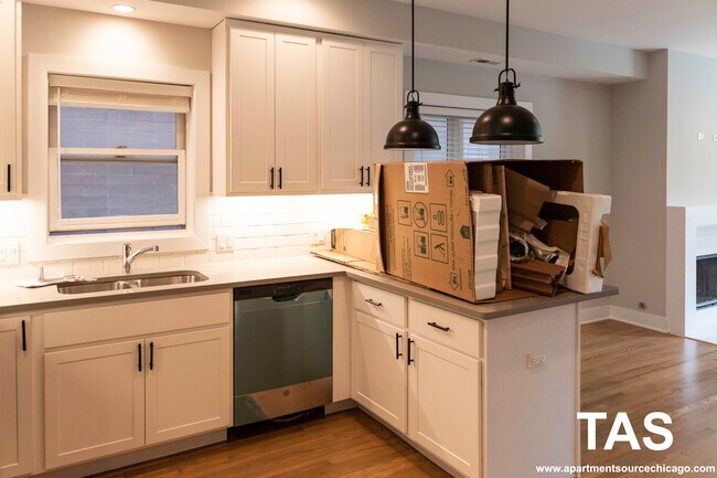 Photo - 2320 N Southport Ave Unit 2