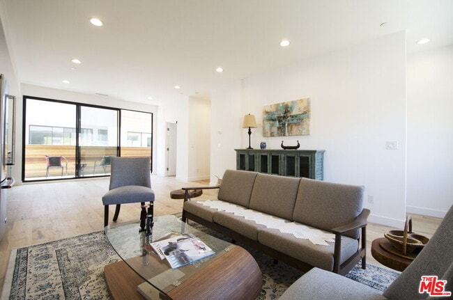 Photo - 860 S Wilton Pl