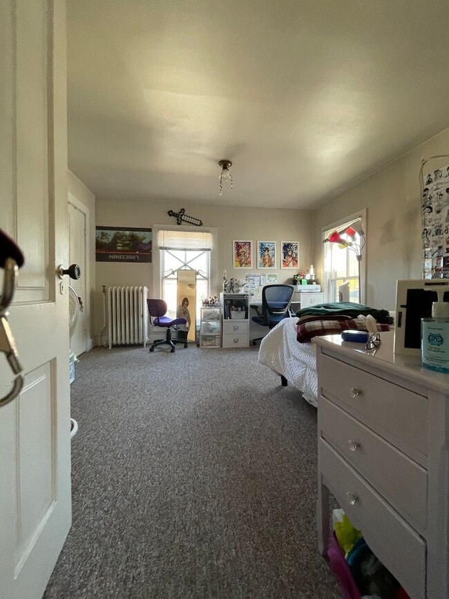 Building Photo - 3 Bedroom Apartment in Great Location. Unit 405