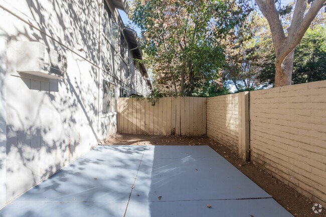 2BR, 1.5BA - 840SF
