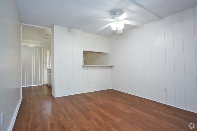 2BR, 1BA - 966 SF