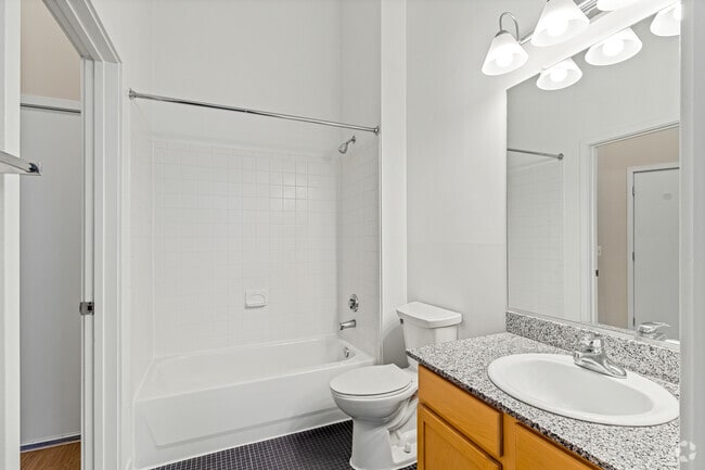 2BR, 2BA - 1,020SF - Hallway Bathroom