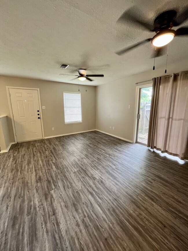 Photo - Cozy 2 bedroom 1 bath duplex with Large fenced yard