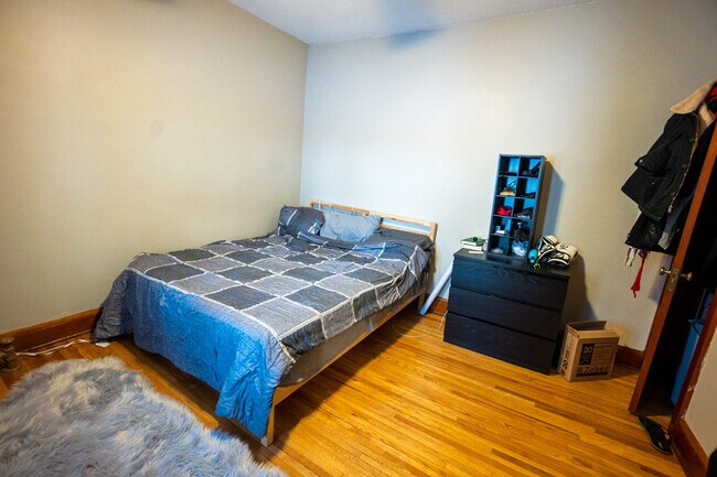1st bedroom on Floor 1 - 2931 Marshall St NE House