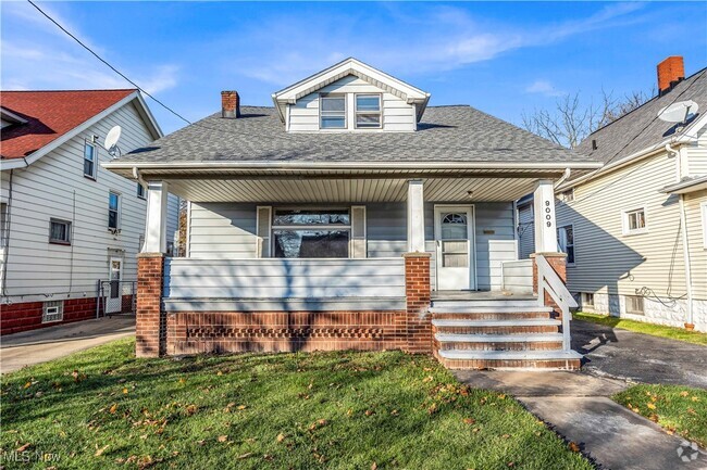 Building Photo - 9009 Rosewood Ave Rental