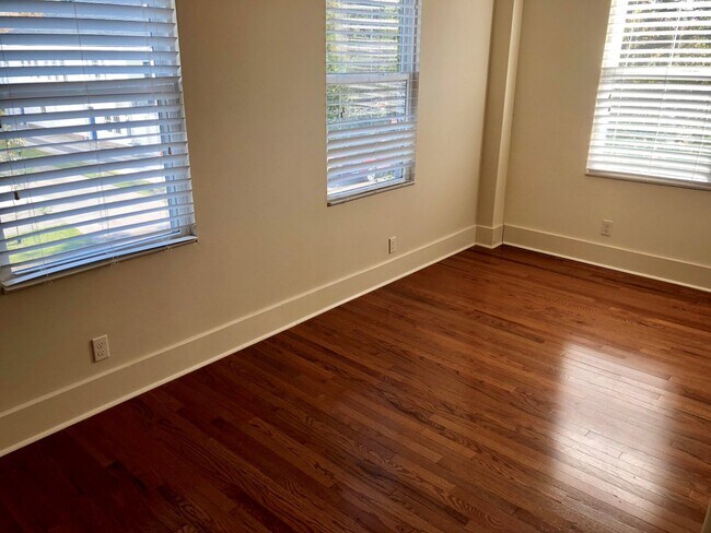 Photo - 2BD/1BA w/ Sun Room only Blocks from Bayou... Townhome