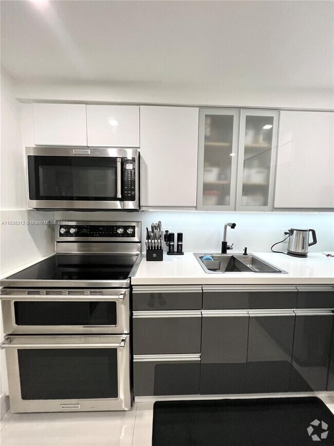 Building Photo - 6770 Indian Creek Dr Unit 5P Rental