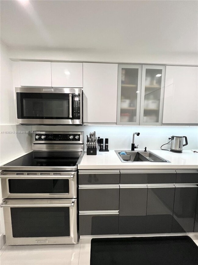 Building Photo - 6770 Indian Creek Dr Unit 5P Rental