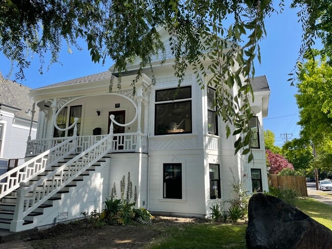 Building Photo - 1206 Oak St Unit 1206 A Oak Street