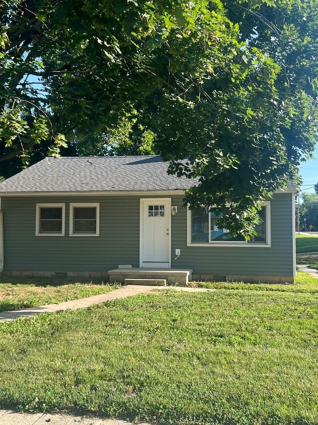 Building Photo - 403 D St