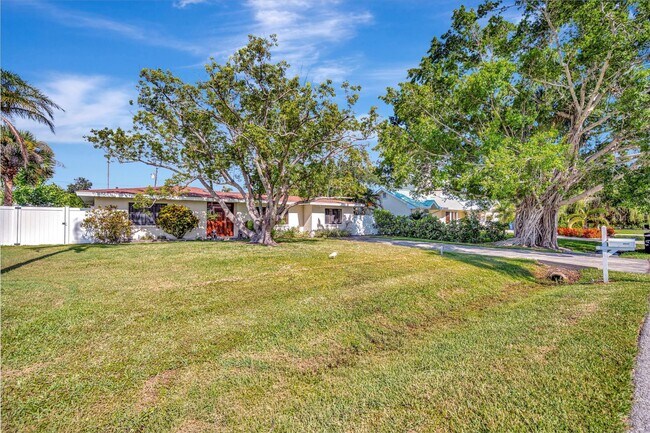 Beautiful West of the Trail 3 Bed 2 Bath - Image 