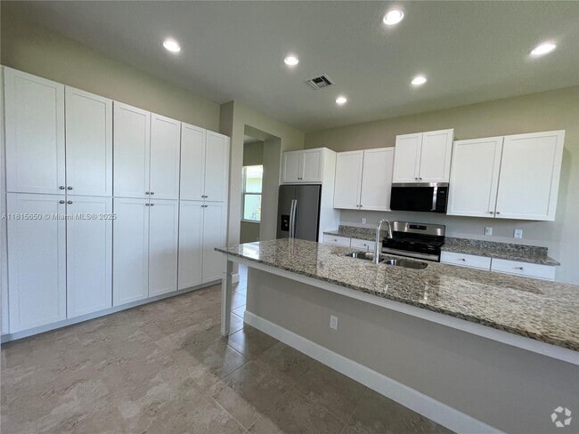 Building Photo - 15180 Wildwood Cir Rental