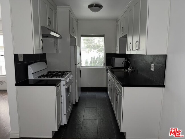 Photo - 1475 S Wooster St