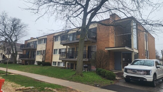 Photo - 915 S. Division