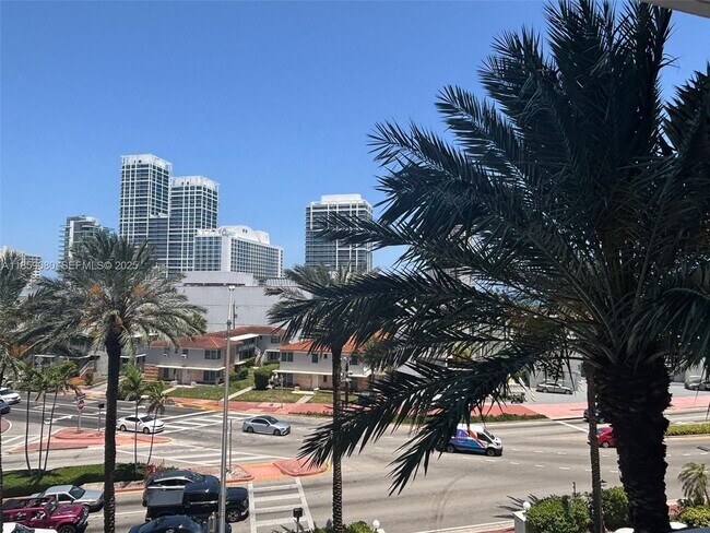 Building Photo - 6770 Indian Creek Dr Unit 5R