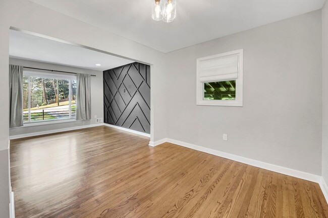 Photo - 2692 Rockcliff Rd SE