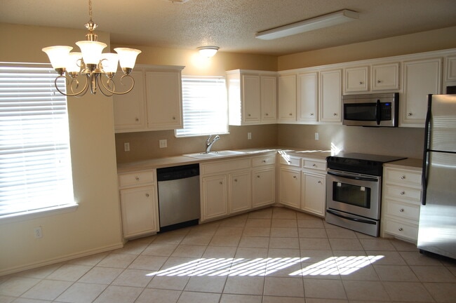 Photo - Great Updated 3/2/1 - Easy Access to Loop 289