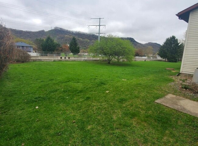 Shared backyard with upstairs and downstairs tenants - 3511 29th Ct S Unit Upper Duplex