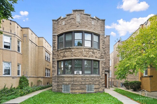 Building Photo - 6738 N Rockwell St Rental