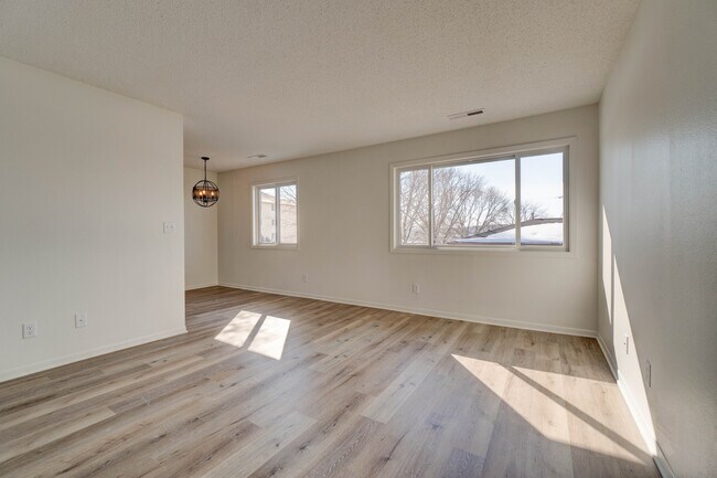 Photo - 922 Boston Way