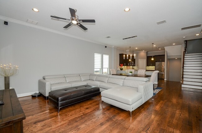 Photo - 2211 Hutchins St