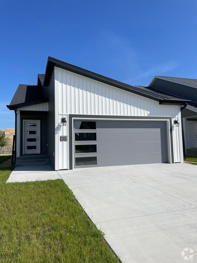 Building Photo - Modern Designed Home with Second Family Room