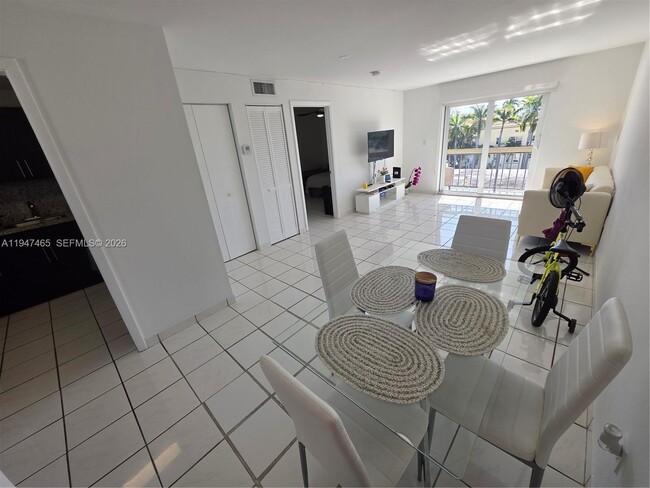 Building Photo - 1612 Jefferson Ave Unit PH02