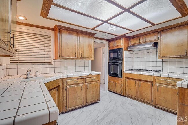 Photo - SW Home w/Garage!