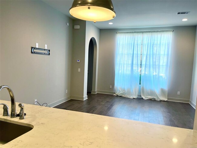 Photo - 4924 Upper James St