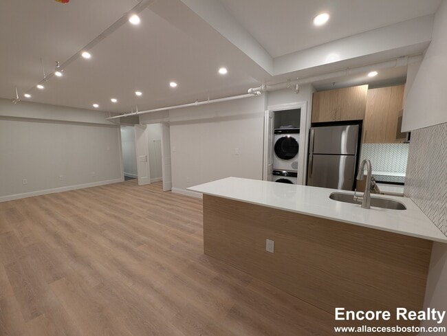 Building Photo - 20 Joy St Unit B Rental