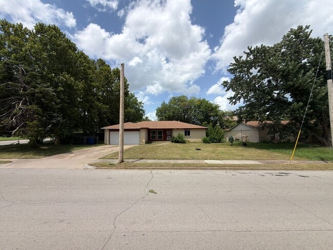 Building Photo - Charming 3 bedroom, 2 bathroom, 1 office/den.