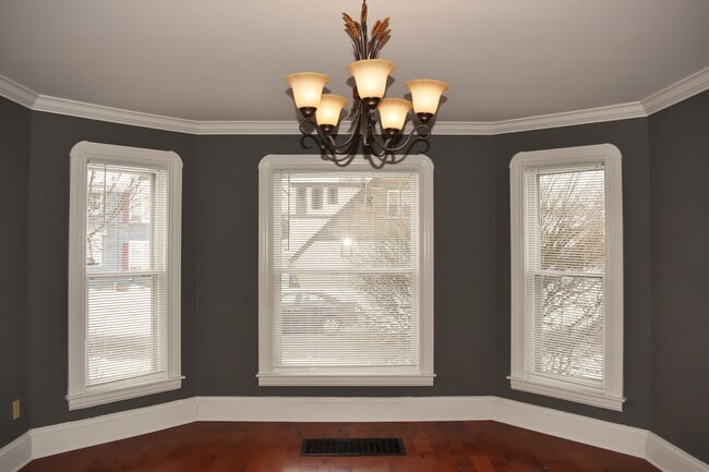 Building Photo - 533 W Gray St Unit A