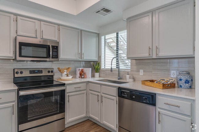 1BR, 1BA - 730SF - Kitchen